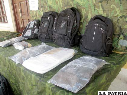 Las mochilas de los colombianos con los paquetes que estaban en el interior