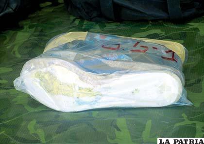 El clorhidrato de cocaína en el interior de una bolsa plástica con zapatillas deportivas