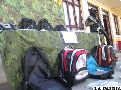 Los colombianos fueron sorprendidos cuando transportaban la droga en esas mochilas