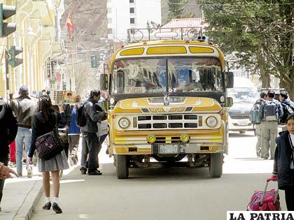 Los conductores del servicio público paran donde quieren para que suban o bajen los pasajeros