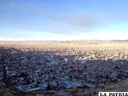 La ciudad de Oruro es contaminada por la gran cantidad de vehículos que la circulan 