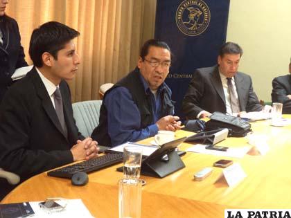 Director del BCB, Abraham Pérez (centro) con empresarios orureños 