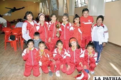 Las integrantes del equipo de voleibol del Virgen del Mar