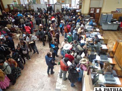Largas filas se registraron en último día de pago de impuestos con rebaja del 10%