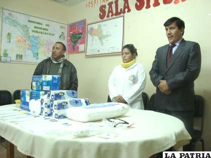 Acto de entrega de los insumos para el hospital de Huanuni