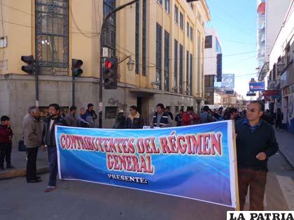 Contribuyentes marchan en rechazo de supuestas arbitrariedades del SIN