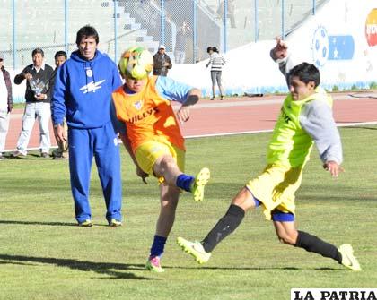 Peña observa el juego de Gutiérrez y Puma