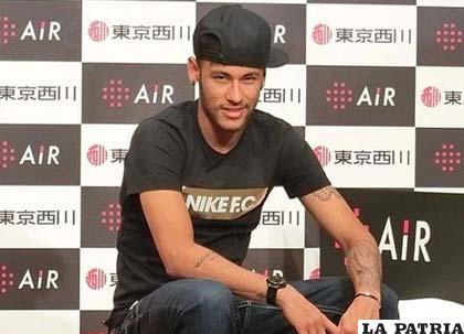 Neymar viste un kimono en Japón