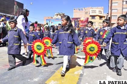 Los niños del “Otawa” desfilaron portando escarapelas tricolores