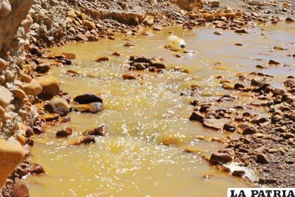 Aguas contaminadas por residuos mineros bajan hacia el lago Poopó