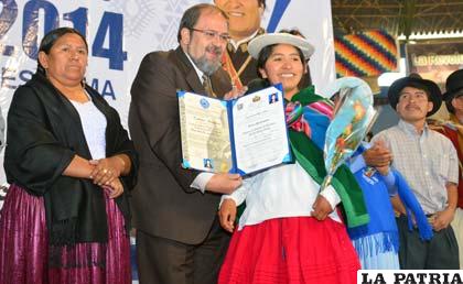 Entrega del certificado de egreso a una de las estudiantes