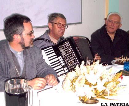 Cristóbal Bialasik con los dos exrectores del Santuario, Nico Sartori y Bernardino Zanella