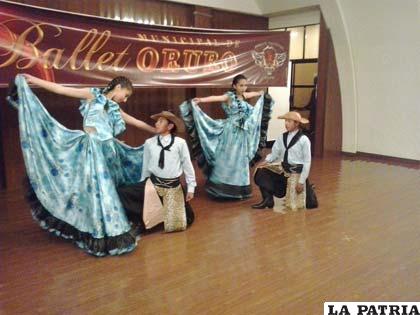 Maravillosa presentación del Ballet Municipal de Oruro