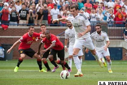Bale con el dominio de la pelota intenta rematar