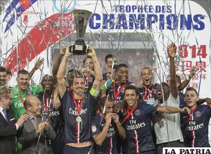 Los jugadores del PSG con el trofeo en alto