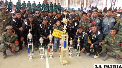 La delegación de Méndez Arcos de Challapata con los trofeos que ganó entre ellos el trofeo rotatorio