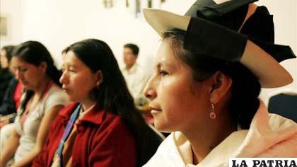 Mujeres sufren triple discriminación por ser mujeres, indígenas y pobres