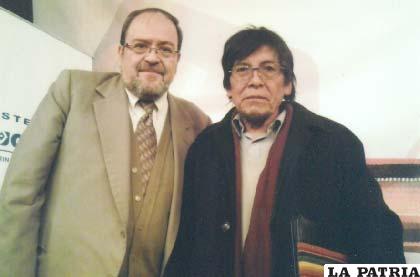 Lic. Roberto Aguilar, Ministro de Educación junto al pintor Erasmo Zarzuela