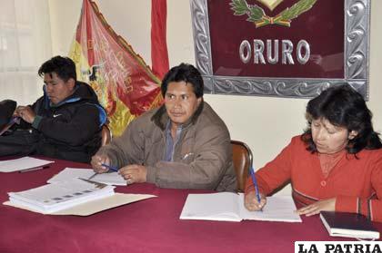 Pedro Challapa (centro) pide trabajar por Oruro a quienes sean electos en octubre
