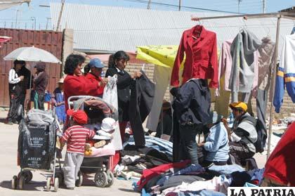 Comerciantes de ropa usada no aceptan la reconversión que propone el Gobierno