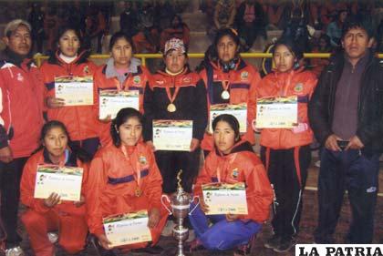 Las integrantes del equipo de fútbol de salón femenino de Challapata 