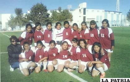 El equipo de fútbol femenino del colegio Carmen Guzmán 