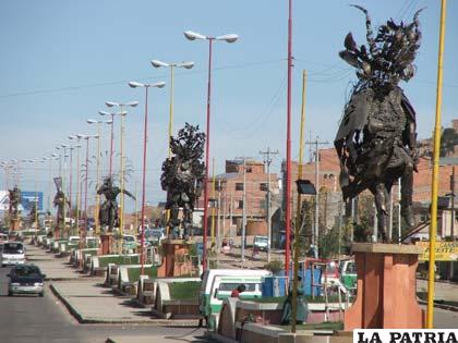 Avenida Tomás Barrón muestra imponentes esculturas del Carnaval de Oruro