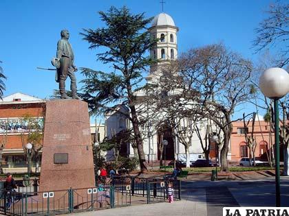 Plaza central de Pando, de fondo la iglesia de la Inmaculada Concepción