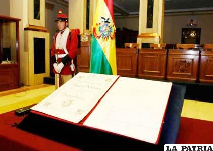Un Colorado de Bolivia custodia las sagradas notas del Himno Nacional