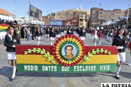 Hoy Bolivia está de fiesta y sus habitantes celebran con fervor cívico