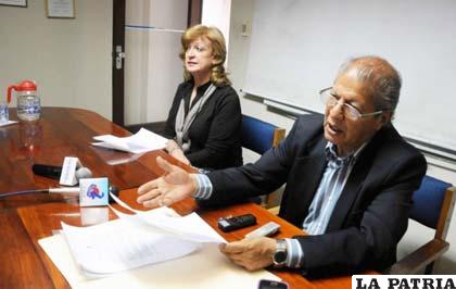 Tesorera de la Asociación Nacional de la Prensa de Bolivia, Graciela Méndez, y el director ejecutivo, Juan León