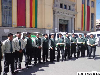 Choferes del grupo Pantera agasajan a bolivianos con servicio gratuito