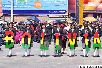 Alumnas del Oruro Ottawa llevan el nombre de la Patria