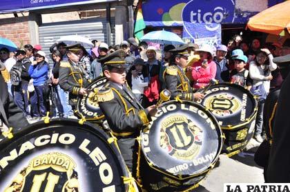 Los bombos del Ignacio León retumbaron en el desfile escolar