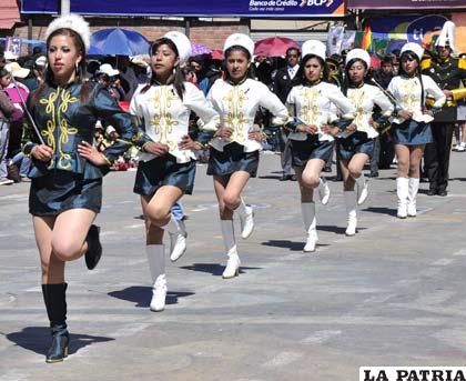 Señoritas del colegio Naciones Unidas presentes en el desfile de homenaje a Bolivia