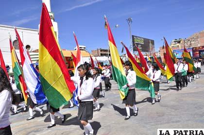 Las alumnas del colegio San José llevan en alto la bandera boliviana