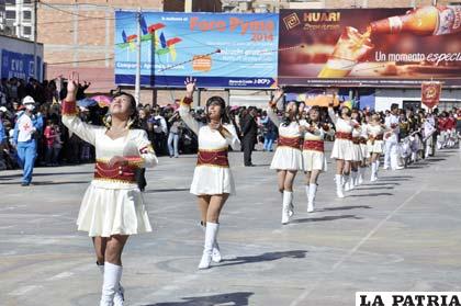 Con las guaripolas al aire hacen su paso las señoritas de la U.E. Marcelo Quiroga Santa Cruz