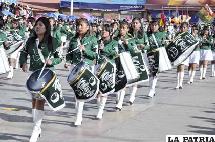 La banda de música del Liceo Oruro a su paso por la Avenida Cívica