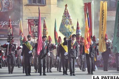 Elegancia y disciplina en la representación estudiantil del colegio Juan Misael Saracho