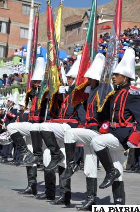 Estudiantes del “Alcira Cardona” portan los estandartes con mucho garbo