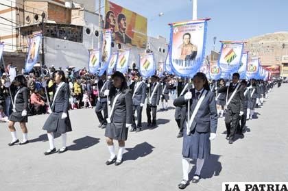 Imágenes del Libertador Simón Bolívar y los símbolos patrios en los banderines del colegio Luis Mario Careaga