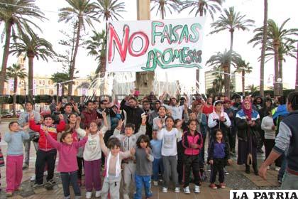80 Sirios se concentraron en la plaza de España pidiendo ser trasladado a la península