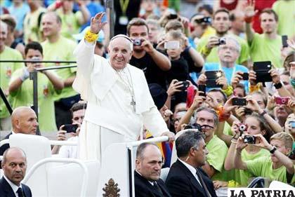 El Papa francisco saluda a los 50.000 jóvenes alemanes que se reúnen en la plaza de San Pedro