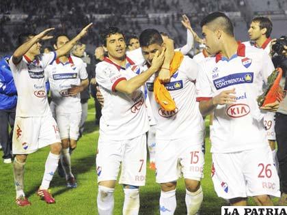 Los paraguayos festejan el gol del empate que anotó Santa Cruz