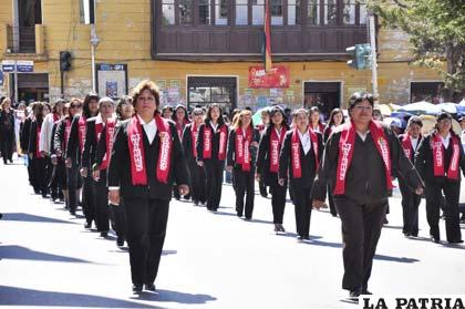 Las mujeres emprendedoras uniformadas y con fervor cívico