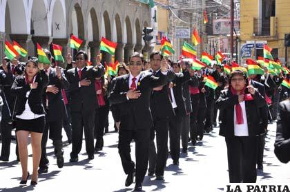 Trabajadores del Sedes  enarbolaron la Bandera Nacional en el homenaje a Bolivia