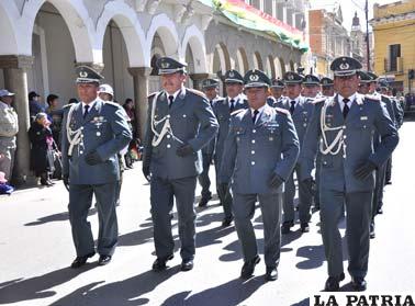 Autoridades militares de Oruro pasan ante el altar patrio con civismo