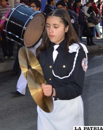 Natalia Delgado acompañando el ritmo en la banda del Anglo Americano