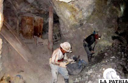Mineros trabajan en el interior de una mina