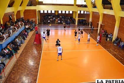 Por el momento el piso de la cancha de voleibol es de parquet